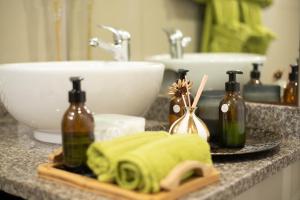 een badkamerbar met een wastafel en een handdoek bij AA Sea View in Durban +50 foto's