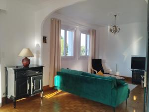 Televízia a/alebo spoločenská miestnosť v ubytovaní La Haute Maison - Merrien - GR34 - vue sur mer
