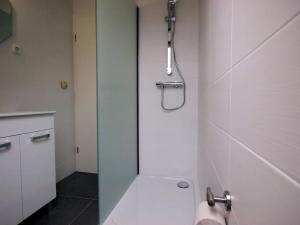 a small bathroom with a shower and a toilet at Takelage - Sonniger Balkon & Gartenidylle - perfekt mit Hund in Gollendorf