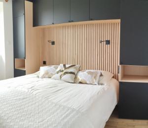 Posteľ alebo postele v izbe v ubytovaní La Haute Maison - Merrien - GR34 - vue sur mer