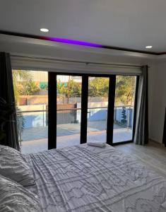 Un dormitorio con una cama y una ventana grande. en villas el guano, en Sosúa