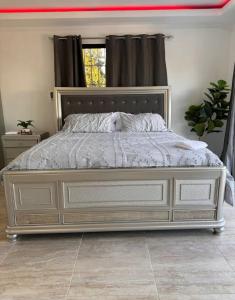Un dormitorio con una gran cama blanca en una habitación. en villas el guano, en Sosúa