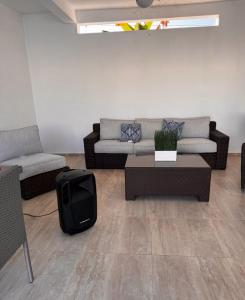Una sala de estar con un sofá y un televisor. en villas el guano, en Sosúa