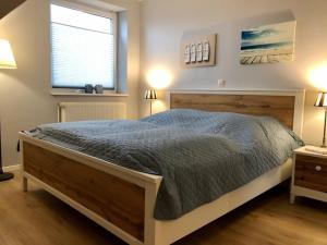 une chambre avec un grand lit et une fenêtre dans l'établissement Garten, Terrasse und Kamin - Cozy Cottage 1, à Burg