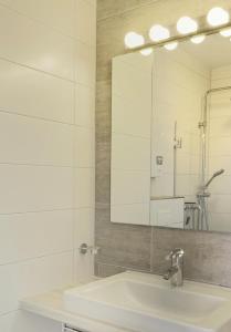 Et badeværelse på Meerblick Lemkenhafen – Ferienwohnung + 10 billeder