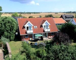 an aerial view of a house with a red roof at Seestern - Wassernah mit Garten und eingezäunter Terrasse in Gollendorf