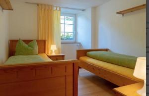 Giường trong phòng chung tại Ferienwohnung Seebachtal