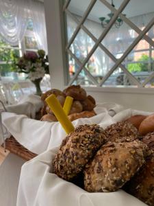 Makanan di atau berdekatan rumah tamu ini