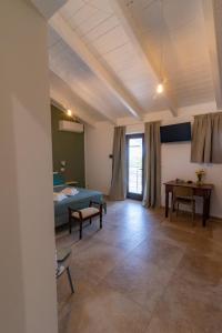 una sala de estar con una cama y una mesa en B&b La Creusa, en Calosso