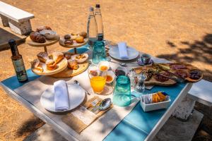 una mesa de picnic con comida para desayunar y bebidas. en Borgo del Cannitello Romantic Boutique Resort, en Vulcano