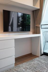 TV a/nebo společenská místnost v ubytování Apartment with work desk X413 by IBG Property