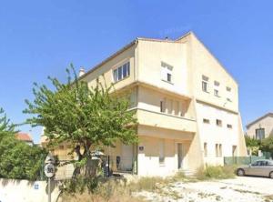 ポール・ド・ブックにあるModern & Quiet - 2 Bedroom Apartment with Sea Viewsの建物の前に車が駐車されている