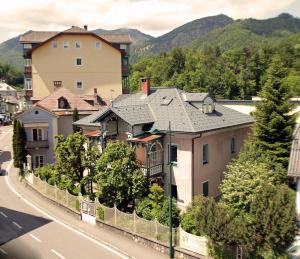 a group of houses on the side of a road at Apartment Haus Braumandl in Bad Ischl