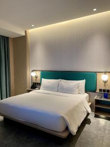 Postel nebo postele na pokoji v ubytování VIVERE Hotel, ARTOTEL Curated