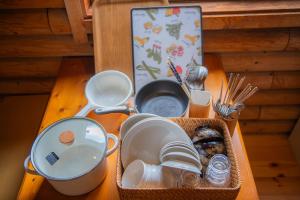 een dienblad met servies en bestek op een tafel bij 神石高原ティアガルテン 