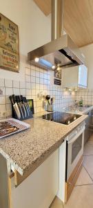 バート・ヴェーリスホーフェンにあるFerienwohnung-80qm-WNFl-in-86825-Bad-Woerishofen-Zentrumのキッチン(カウンタートップ、コンロ付)