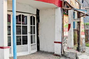 スカブミにあるHotel O Penginapan Hj Lilis 2 Syariahの白い扉入口