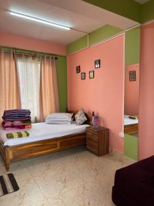 Postel nebo postele na pokoji v ubytování Pahar E Satyajit Homestay Ramdhura