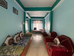 Posezení v ubytování Pahar E Satyajit Homestay Ramdhura + 10 fotografií