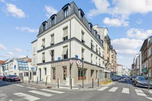 un edificio blanco en la esquina de una calle en City Center l 15min from Eiffel Tower by Car, en Boulogne-Billancourt