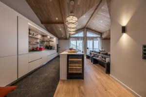クールシュヴェルにあるChalet Rosoire Courchevel 1650 Bed&Breakfastの島の真ん中にあるキッチン