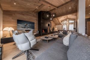クールシュヴェルにあるChalet Rosoire Courchevel 1650 Bed&Breakfastのソファとテーブルのあるリビングルーム