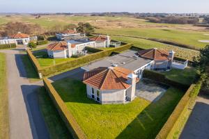 an overhead view of a house with a roof at Koudenburgweg 36 in Hollum