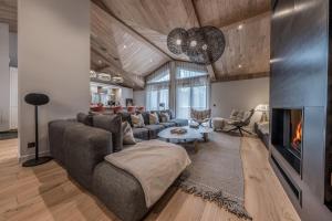 クールシュヴェルにあるChalet Rosoire Courchevel 1650 Bed&Breakfastのソファと暖炉のあるリビングルーム