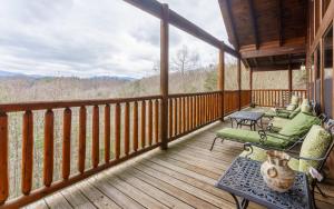 Rõdu või terrass majutusasutuses Rockytop Hideaway