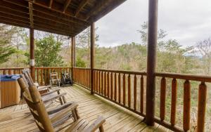 Rõdu või terrass majutusasutuses Rockytop Hideaway
