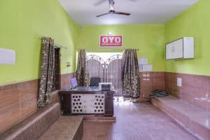 Zimmer mit einem Schreibtisch und einem Schild an der Wand in der Unterkunft Hotel O Dream Residency in Noida