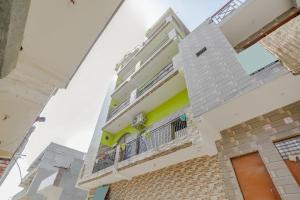 Blick auf ein Gebäude mit Balkon in der Unterkunft Hotel O Dream Residency in Noida