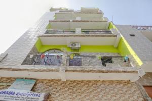 ein Gebäude mit einem Balkon darauf in der Unterkunft Hotel O Dream Residency in Noida + 20 Fotos