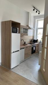 una cucina con un frigorifero bianco e un lavello di Przytulny i słoneczny apartament nr 1 Góry Sowie, Jezioro, Centrum a Bielawa