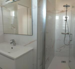Kúpeľňa v ubytovaní La Haute Maison - Merrien - GR34 - vue sur mer