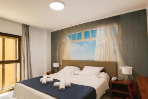 Postel nebo postele na pokoji v ubytování Hotel Sol Almería