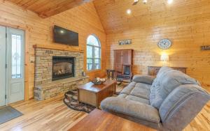 Una sala de estar con un sofá y una chimenea. en Peacewood, en Dandridge