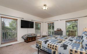 赛维尔维尔Shadow Ridge Retreat的一间卧室，里面有一张床和一台平板电视