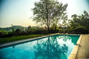 une piscine avec de l'eau bleue dans une cour dans l'établissement YenYen Villa - 2000m2 villa in Tam Dao Golf Course, à Làng Hạ 17 autres photos