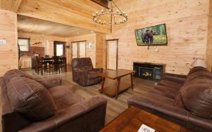 Posezení v ubytování White Pine Lodge