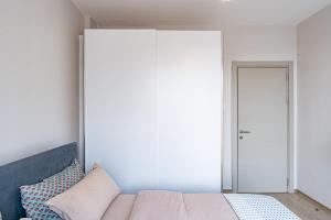 Postel nebo postele na pokoji v ubytování Elite One Bedroom Apartment,Swimming pool, gym, workspace ,Wonderiss Homes close proximity to GTC, JW Mariott and Kempinski