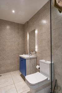 Koupelna v ubytování Elite One Bedroom Apartment,Swimming pool, gym, workspace ,Wonderiss Homes close proximity to GTC, JW Mariott and Kempinski
