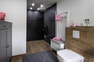 Ένα μπάνιο στο Ferienwohnung Reesberg-Stube +19 φωτογραφίες
