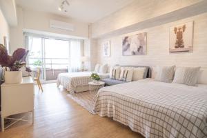a bedroom with two beds and a couch at 樂居 台北 in Taipei