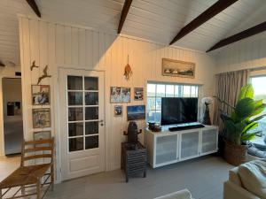 Μια τηλεόραση ή/και κέντρο ψυχαγωγίας στο Høvåg i Lillesand, nær dyreparken