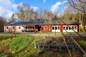 JämshögBoafall Lodge的前面有火坑的建筑