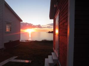 a sunset seen from the side of a house at The Old Salt Box Co - Gertie's Place in Twillingate