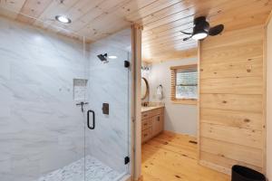 Ένα μπάνιο στο Whiskey Woods - Newly built cabin with fireplace wifi and more +41 φωτογραφίες