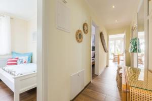 een woonkamer met een bed en een hal bij Villa Westwind in Thiessow +37 foto's