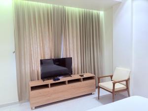 アビュー・ロードにあるHotel Serenityのリビングルーム(テレビ、椅子付)